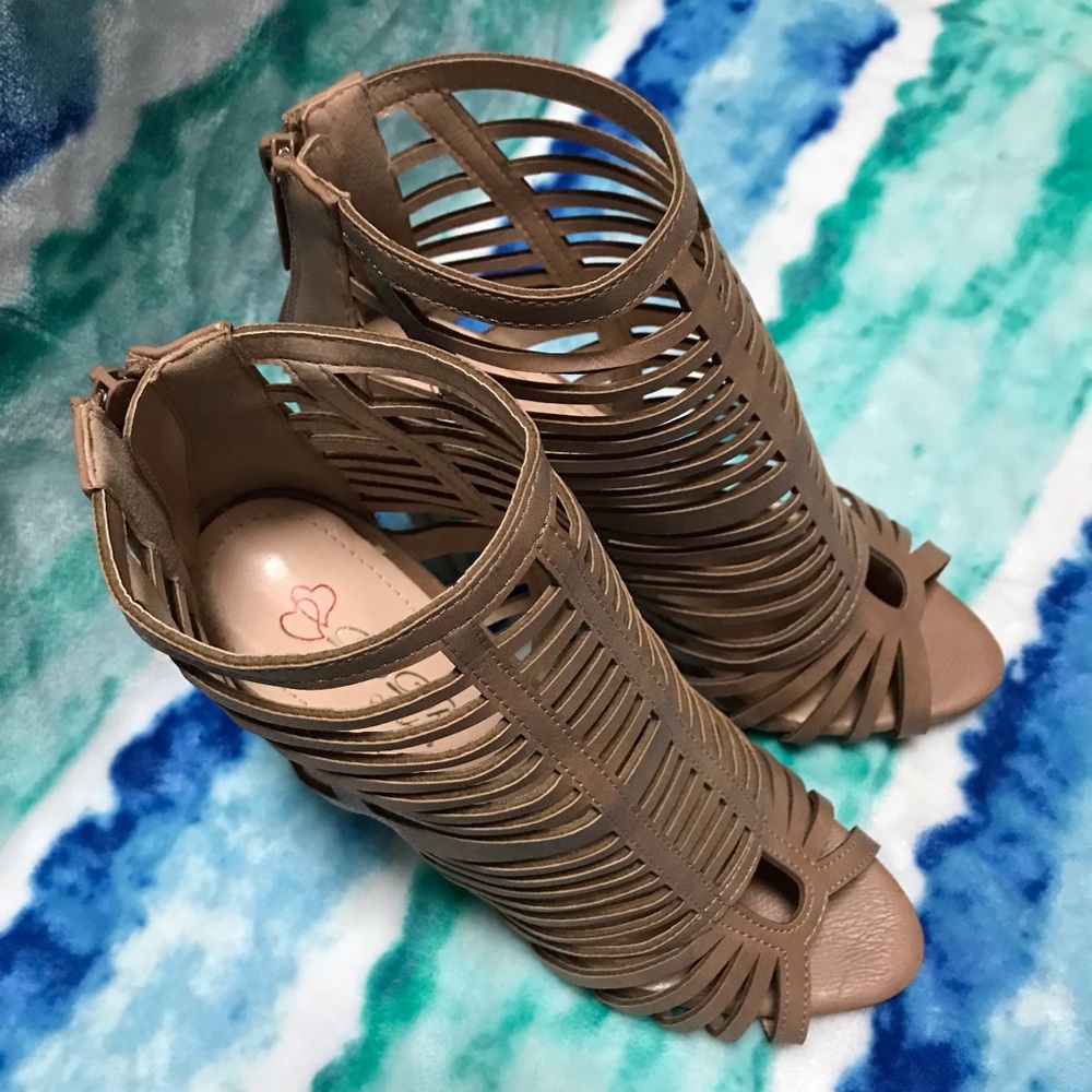 DbDk Fashion Stiletto Cage/Strappy Tan/Beige Heels Zip Back Closure Size 7 1/2 - Picture 8 of 10